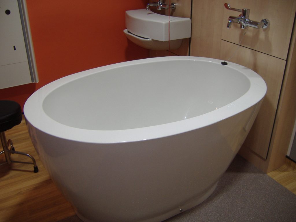 A spa-style bath for pain relief in labour and for birth